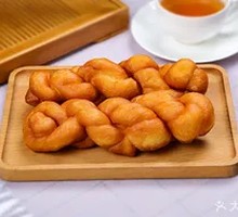 Soft Caramel-filled Doughnut Twist