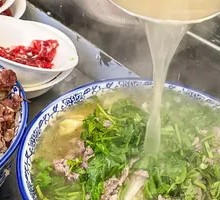 Freshly Sliced Hot-Blanched Beef Noodles