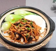 鱼香肉丝煲仔饭