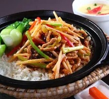 鱼香肉丝煲仔饭