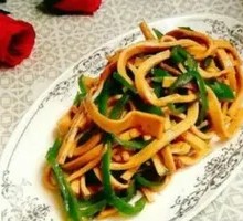 Green Pepper and Tofu Skin Stir-Fry