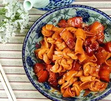 Braised Pork and Tofu Skin in Clay Pot Rice