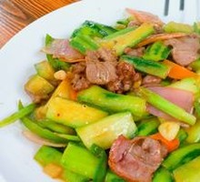 Stir-fried Noodles with Cucumber and Pork