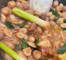 Stewed Pig Trotters with Peanuts