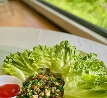 Clam and lettuce wraps