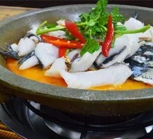 Golden Soup Stone Pot Fish