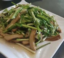 Stir-fried leek with fried tofu