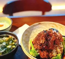 Black Pepper Beef Burger with Three-Color Quinoa Rice