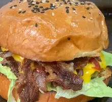 烟熏牛肉培根牛堡