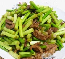 Stir-fried garlic shoots with pork over rice