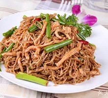 Stir-Fried Noodles with Shredded Meat