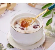 牛奶雪耳炖桃胶