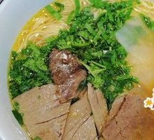 招牌厚切大片牛肉面