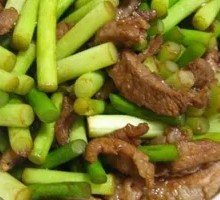 Stir-fried garlic shoots with pork over rice