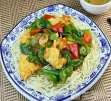 青椒炒蛋盖浇面