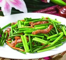 Sliced Pork with Garlic Shoots
