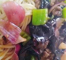 木耳炒肉盖浇面