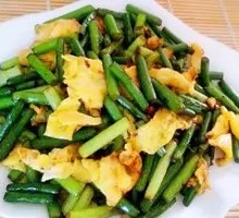 Stir-fried garlic shoots with eggs