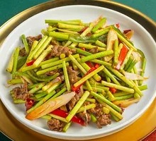 Stir-Fried Beef with Garlic Shoots