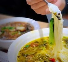 金汤酸菜肥肠米线