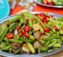 Stir-fried garlic shoots with pork