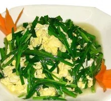 Stir-fried eggs with chives