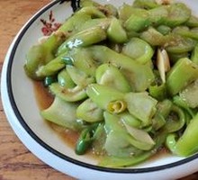 Garlic Slices Stir-fried with Sponge Gourd