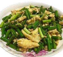 Stir-fried garlic shoots with eggs