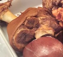 Eat pork knuckles to gain strength in autumn