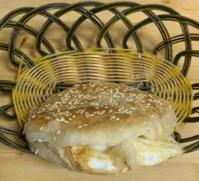 大油酥烧饼夹炸鸡蛋夹