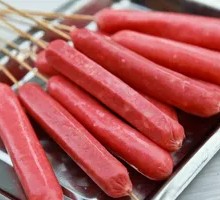 本店烤冷面配有烤肠鸡蛋
