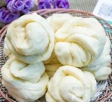 Flower-shaped steamed bun