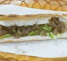 Braised pork with flatbread