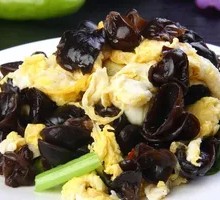 Stir-fried eggs with wood ear mushrooms