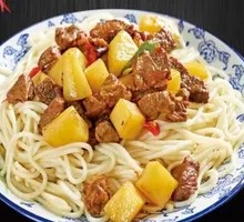 土豆烧牛肉盖浇面