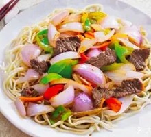洋葱炒牛肉盖浇面