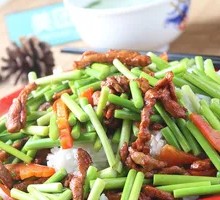 杏鲍鱼菇炒肉盖浇饭