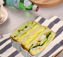 现烤滑蛋虾仁三明治