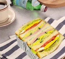 现烤火腿芝士三明治