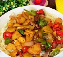 土豆烧牛肉盖浇面