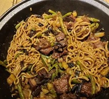 鲜牛肉焖面中锅