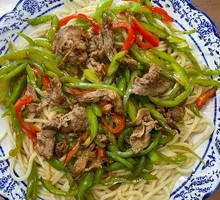 Green Pepper Stir-Fried Beef Noodles