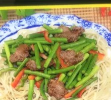Garlic Shoot Beef Noodles
