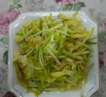 Stir-fried Eggs with Garlic Greens