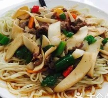 蘑菇炒肉盖浇面