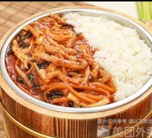 Fish-Flavored Shredded Pork with Rice in a Wooden Bucket