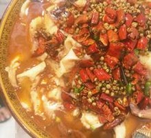 沸腾水煮黑鱼