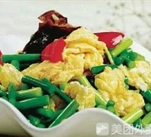 Stir-fried garlic shoots with eggs