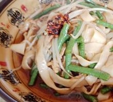 Stir-Fried Noodles with String Beans and Minced Pork