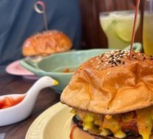 热带凤梨牛肉堡